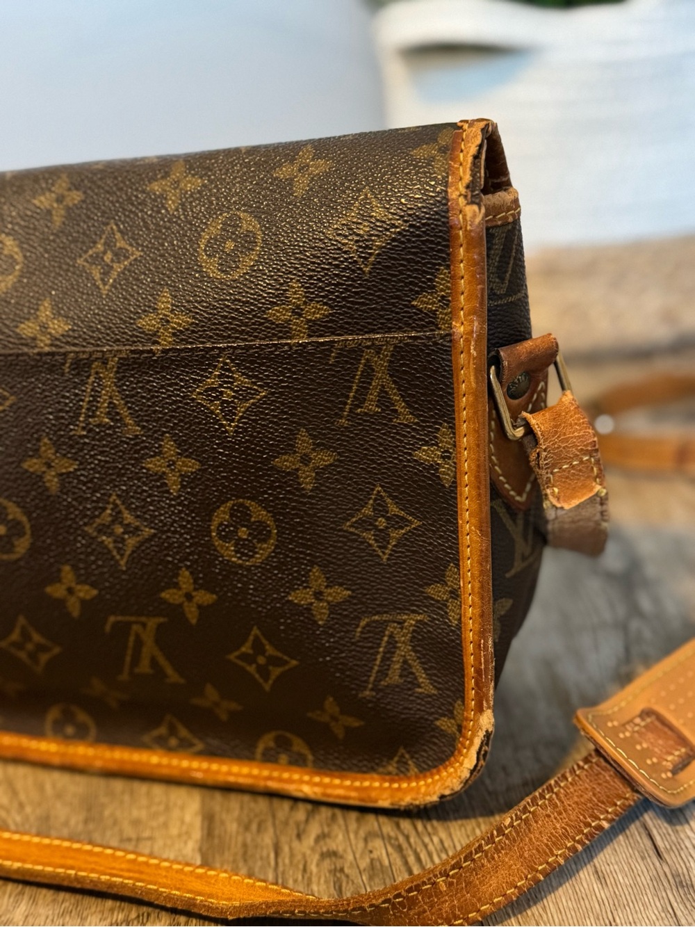 PRE-OWNED Louis Vuitton GIBECIERE MM MONOGRAM
SHOULDER BAG - Picture 5 of 7